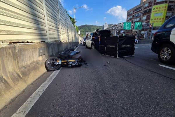 騎士爆頭亡！大直橋砂石車撞機車　機車女騎士當場喪命