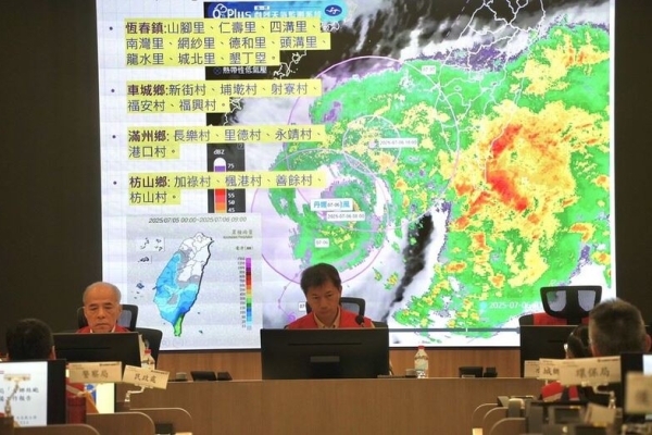 颱風時縣長不在 屏東縣長遭質疑「爽旅遊」