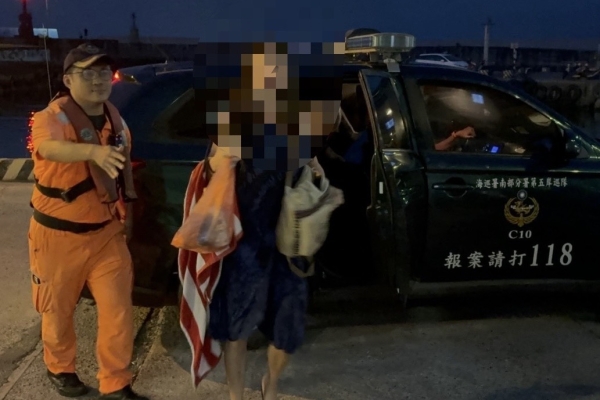 小琉球再傳遊客觸摸海龜 海巡迅速查處依法送辦
