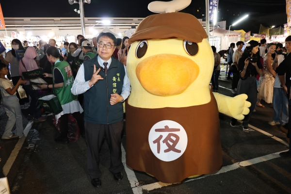暑假最後一波！黃偉哲市長攜手夜奇鴨快閃大東夜市和大東東夜市，現場發放限量50元夜市券嗨翻全場