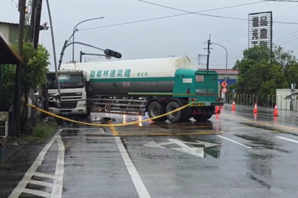 巴威颱風為嘉義山區帶來豪雨 鹿草鄉曳引車打滑撞上號誌桿