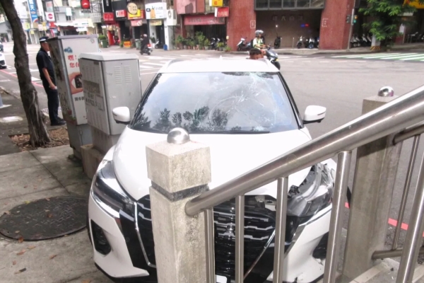 男子駕車自撞波及3大學生 唾液毒品快篩呈陽性遭送辦