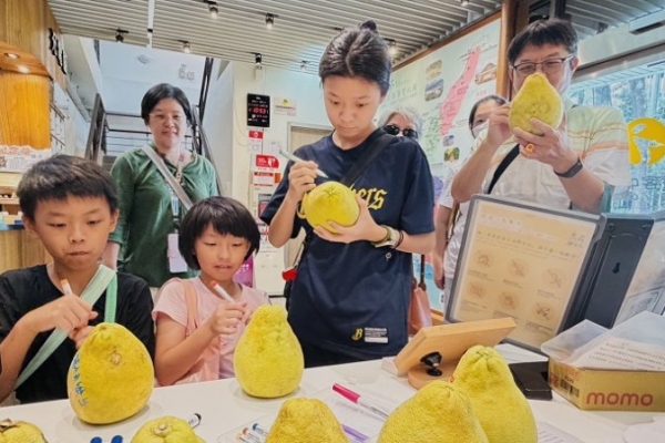 茂管處推中秋柚子彩繪活動 3大遊客中心限量送220顆