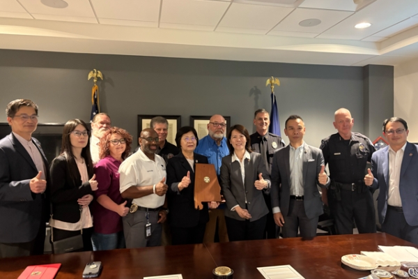 世警消運動會臺灣代表團拜會美國執法機構　臺美警政首長座談熱絡展現執法合作契機