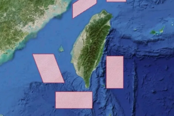 解放軍突襲展開「正義使命-2025」，中共突襲式圍臺軍演結合實彈射擊全面圍臺，國防部啟動應變中心與備戰操演，學界警示恐釀誤判
