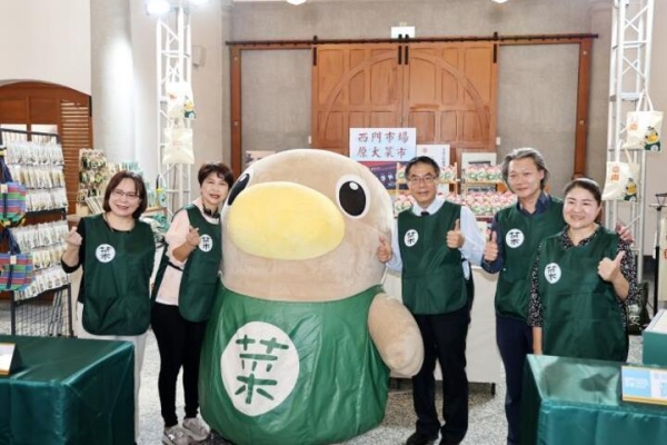 首波菜奇鴨授權商品西市場開賣　黃偉哲市長開箱笑稱比市長還受歡迎吸引大批粉絲朝聖