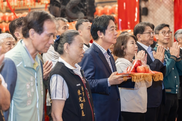 賴清德總統赴屏東慈鳳宮參香祈福　揭示「福佑生民」匾額強調拚經濟顧弱勢
