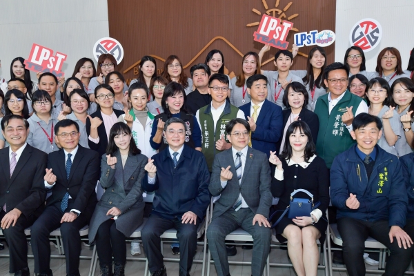 行政院長卓榮泰走訪臺南高科技與精密產業現場，指出政府是產業穩健發展後盾，提供企業實質支援與政策協助