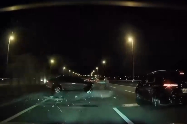 國道自小客車失控撞擊內外側護欄！　直擊女子嚇到尖叫
