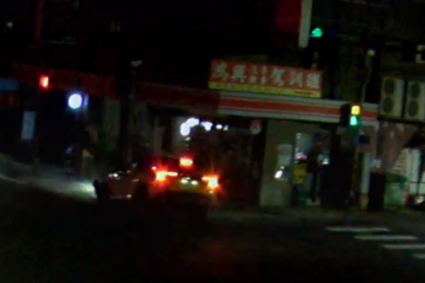 精神不濟釀禍！　中壢小黃直撞電線桿車頭撞爛