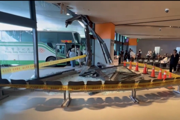 撞擊畫面曝光！長庚醫院交通車撞進轉運站　碎玻璃濺飛兩民眾受傷
