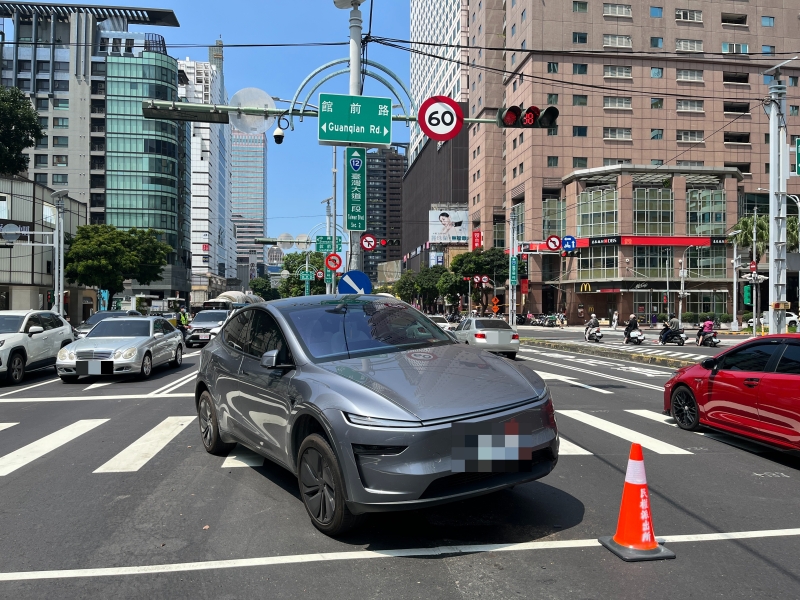 才隔2天又撞！台中同一路口2車「騎上行人庇護島」　行車路徑幾乎一樣